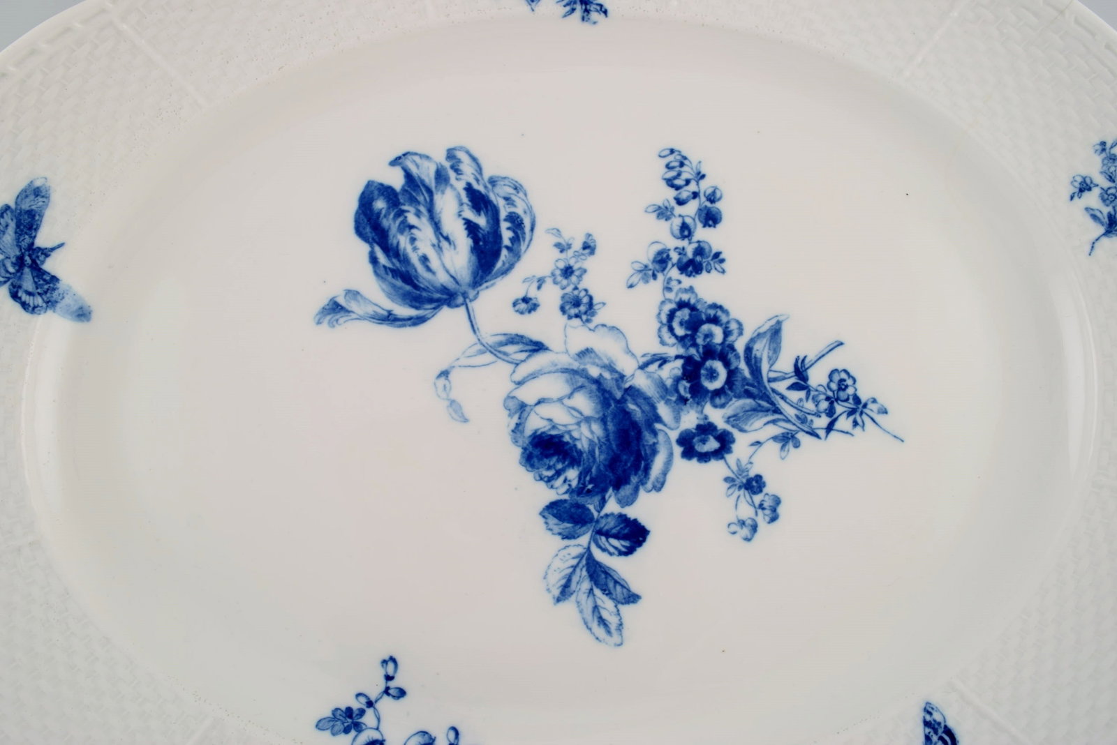 Large Meissen serving dish in hand-painted porcelain. Early 20th century. - 3