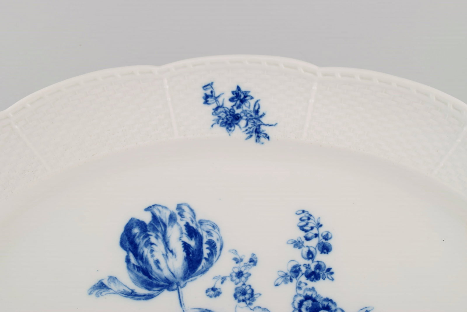 Large Meissen serving dish in hand-painted porcelain. Early 20th century. - 4