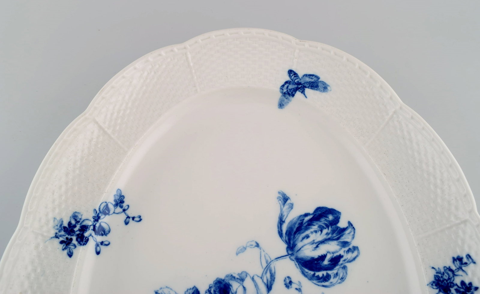 Large Meissen serving dish in hand-painted porcelain. Early 20th century. - 5