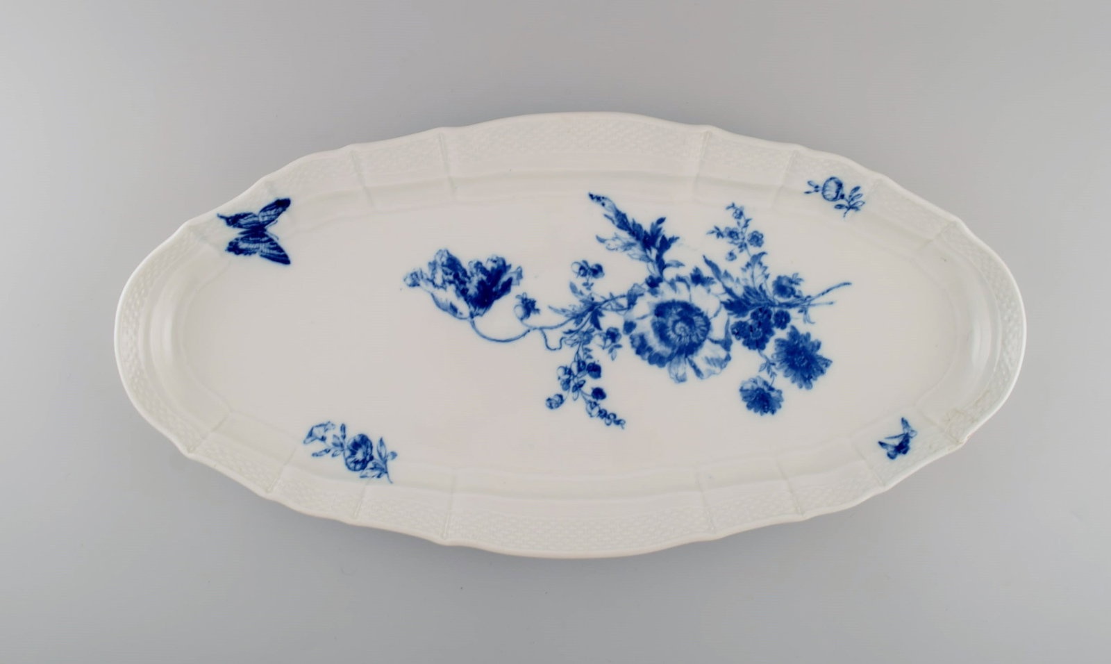Large Meissen fish dish in hand-painted porcelain. Early 20th century. - 2