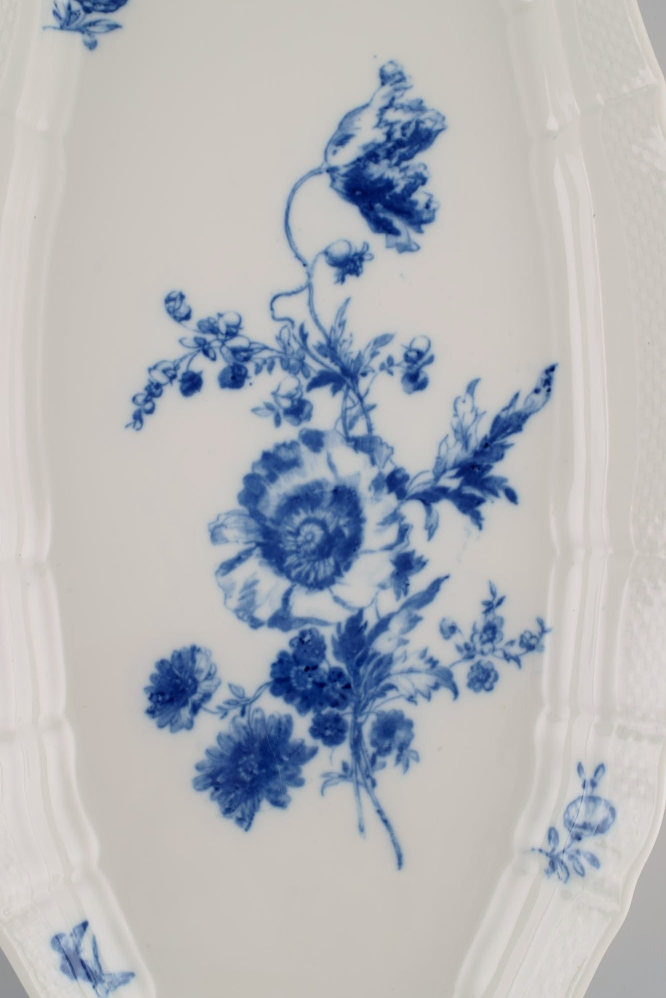 Large Meissen fish dish in hand-painted porcelain. Early 20th century. - 3