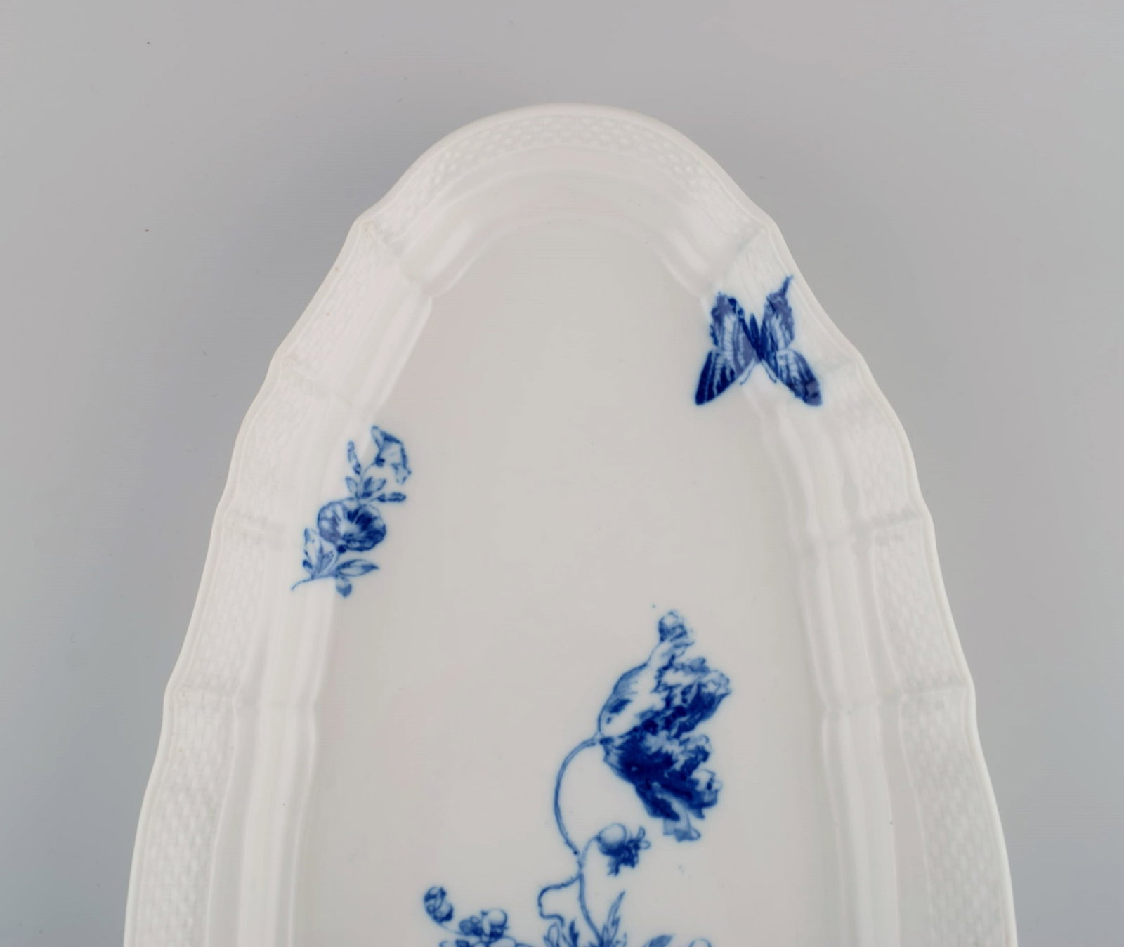 Large Meissen fish dish in hand-painted porcelain. Early 20th century. - 4