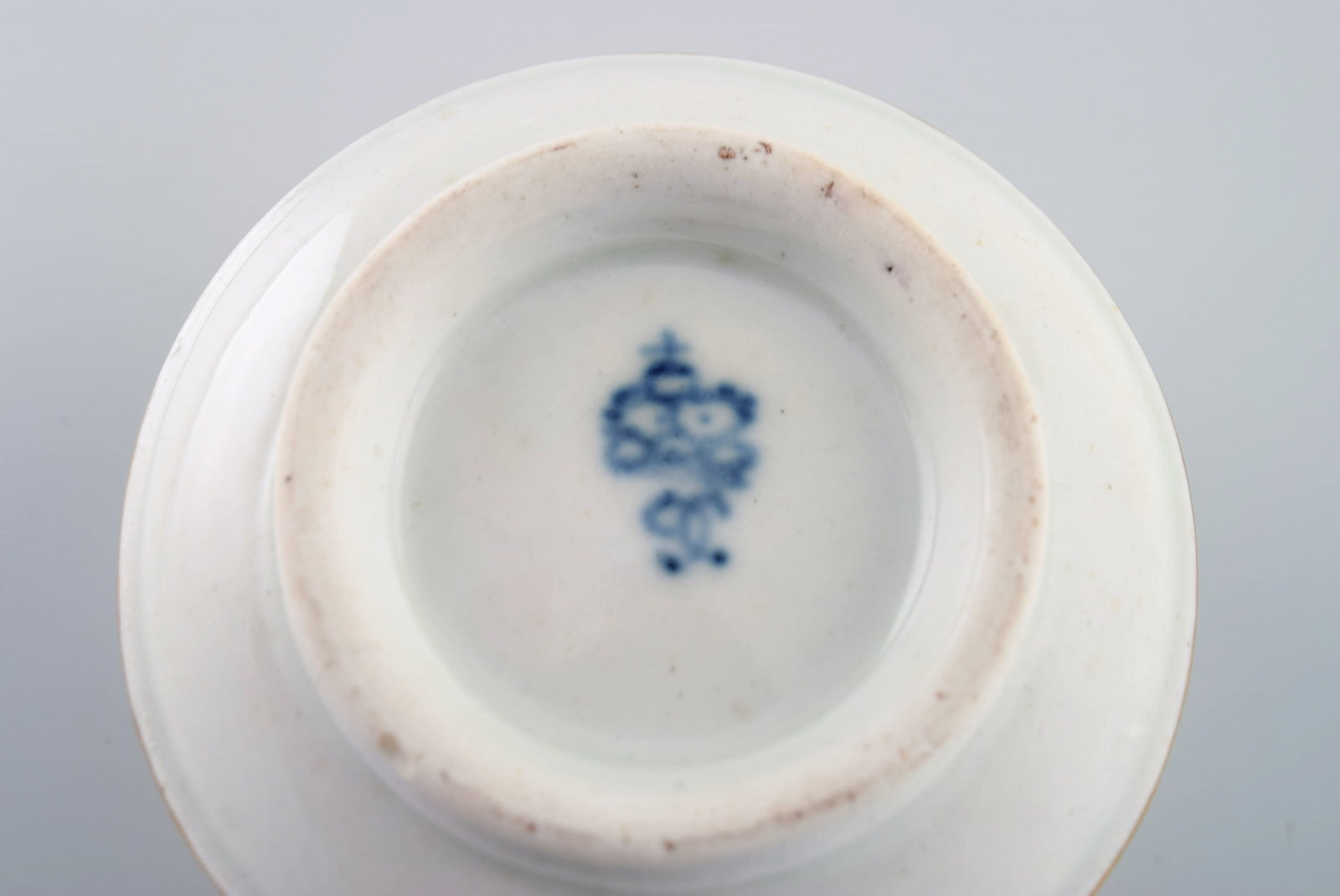 Antique German sugar bowl in hand-painted porcelain with flowers and gold edges. Lid knob modeled as - 7