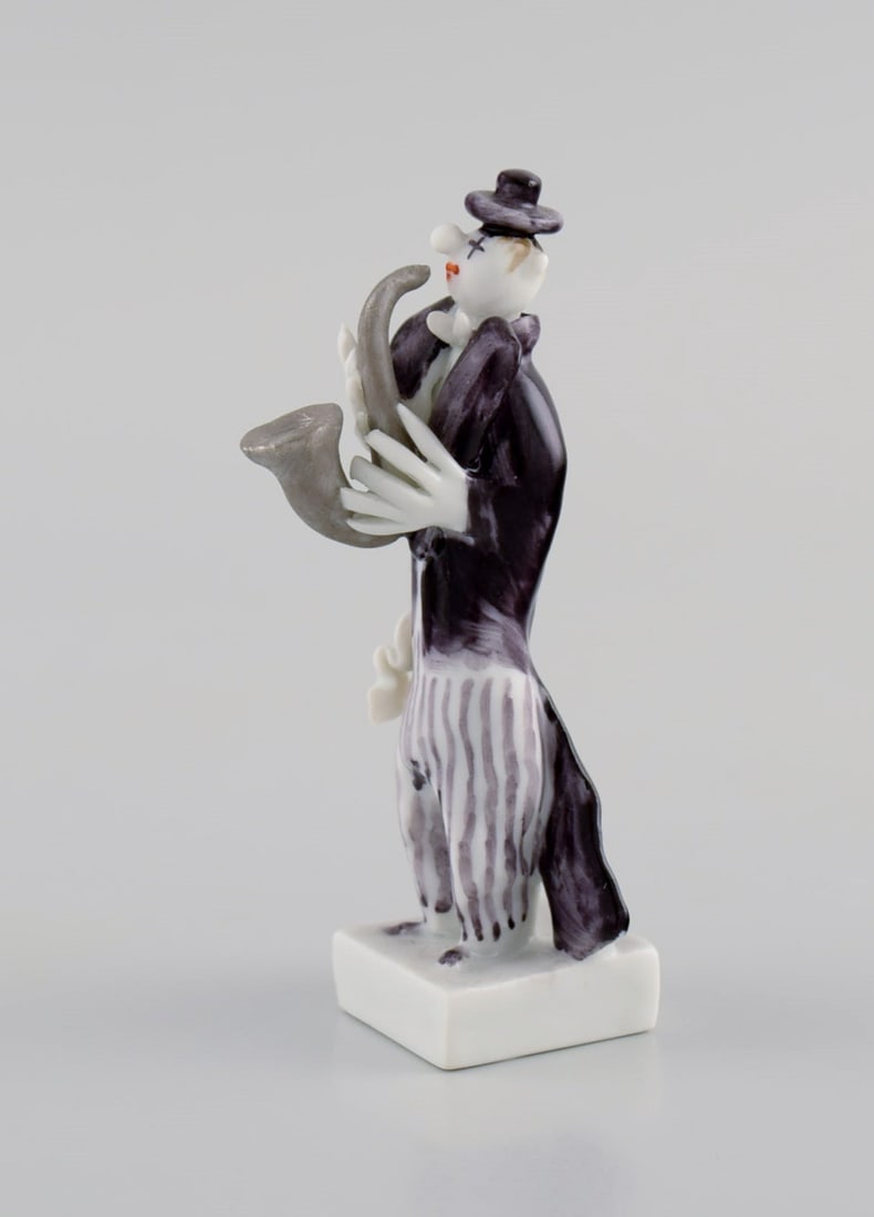 Peter Strang (b.1936) for Meissen. Figure in hand-painted porcelain. Saxophonist from the clown: Title: Peter Strang (b.1936) for Meissen. Figure in hand-painted porcelain. Saxophonist from the clown orchestra. Late 20th century. Description: Peter Strang (b.1936) for Meissen. Figure in hand-pain