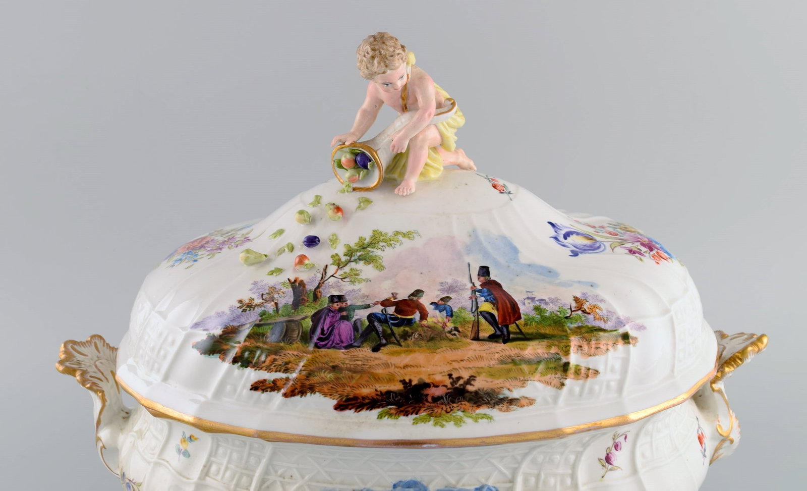 Large antique Meissen lidded tureen in hand-painted porcelain. Military scenes and putti with - 3