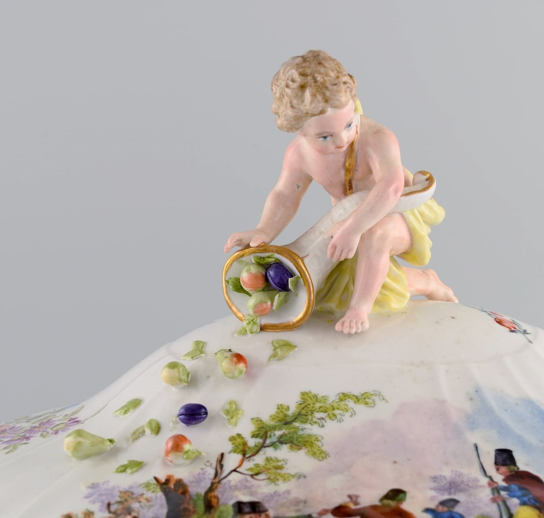 Large antique Meissen lidded tureen in hand-painted porcelain. Military scenes and putti with - 4