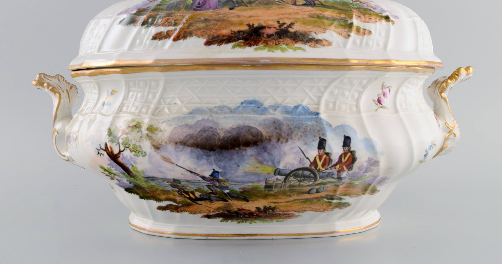 Large antique Meissen lidded tureen in hand-painted porcelain. Military scenes and putti with - 5