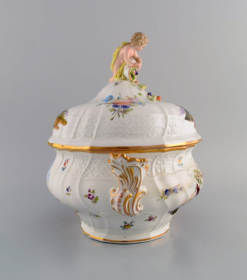 Large antique Meissen lidded tureen in hand-painted porcelain. Military scenes and putti with - 6