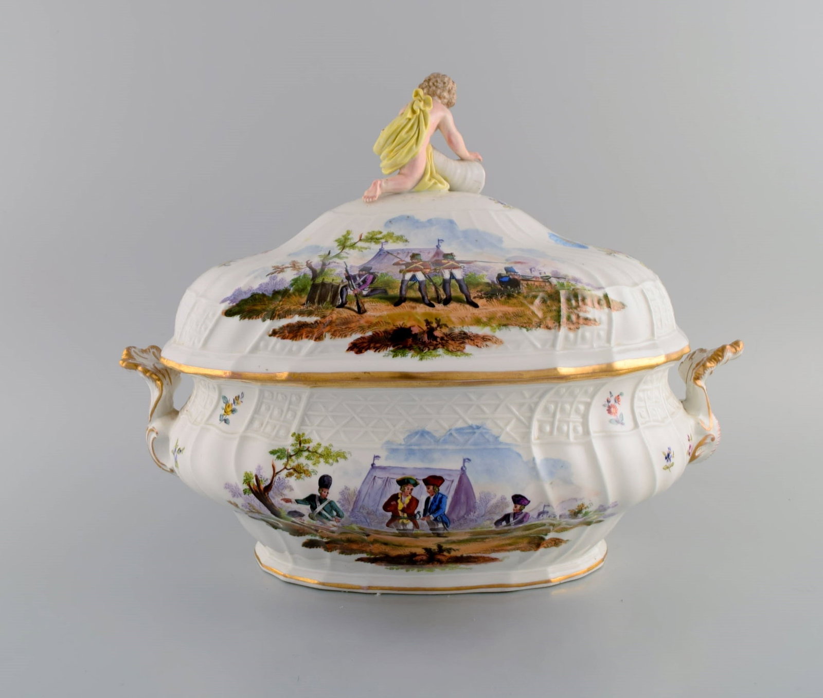 Large antique Meissen lidded tureen in hand-painted porcelain. Military scenes and putti with - 7