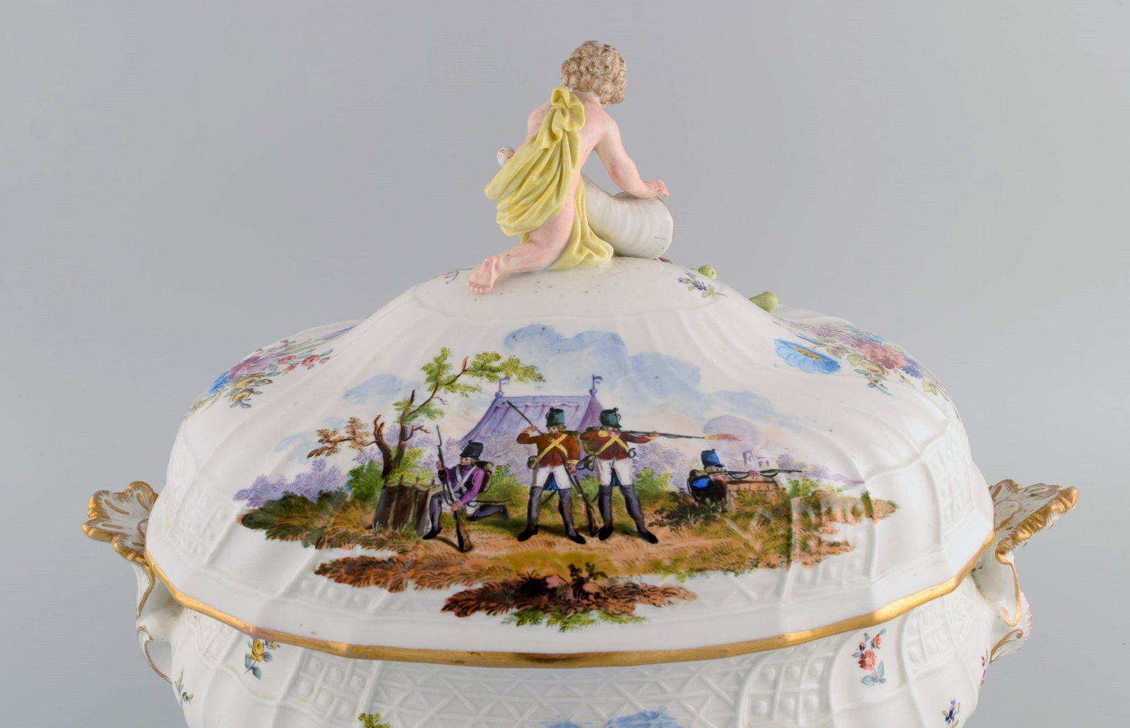 Large antique Meissen lidded tureen in hand-painted porcelain. Military scenes and putti with - 8