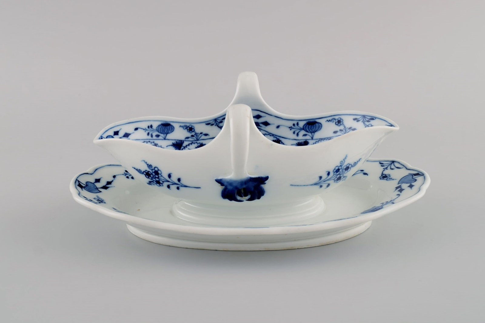 Antique Meissen Blue Onion sauce bowl in hand-painted porcelain. Late 19th century.: Title: Antique Meissen Blue Onion sauce bowl in hand-painted porcelain. Late 19th century. Description: Antique Meissen Blue Onion sauce bowl in hand-painted porcelain. Late 19th century. Measures: 22