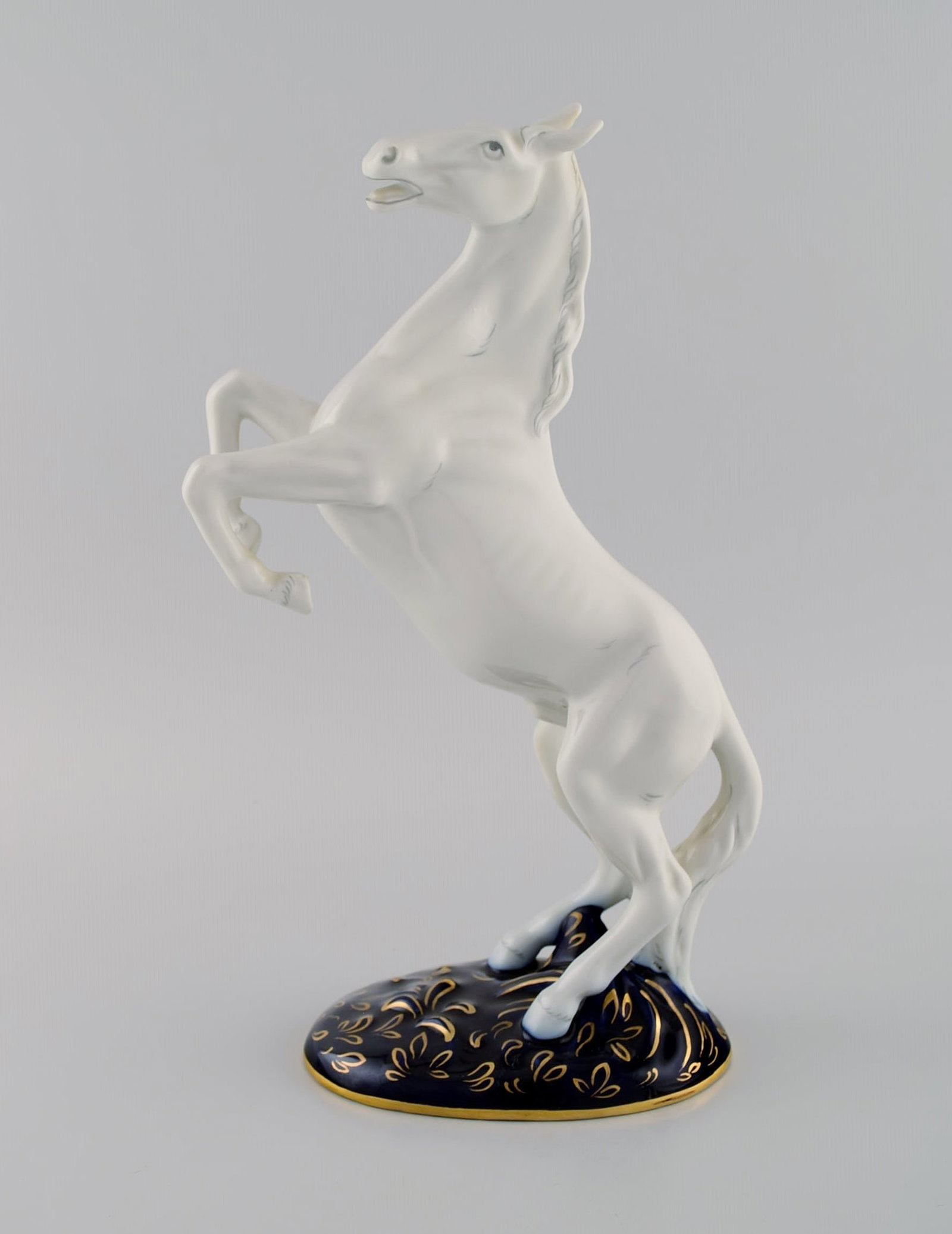 Royal Dux. Prancing horse in hand-painted porcelain. 1940s.: Title: Royal Dux. Prancing horse in hand-painted porcelain. 1940s. Description: Royal Dux. Prancing horse in hand-painted porcelain. 1940s. Measures: 31 x 19 cm In excellent condition. Stamped. Reserv