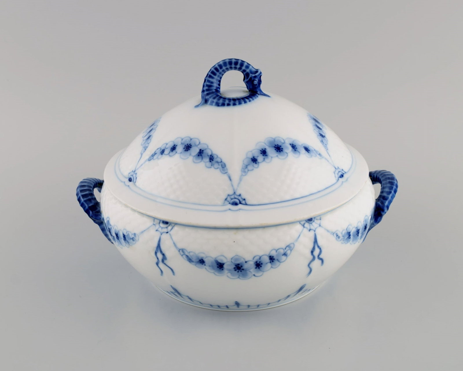 Antique Bing & Grondahl lidded empire tureen in hand-painted porcelain. Lids and handles modeled as - 3