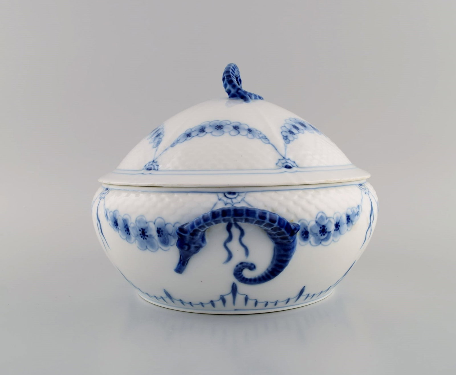Antique Bing & Grondahl lidded empire tureen in hand-painted porcelain. Lids and handles modeled as - 4