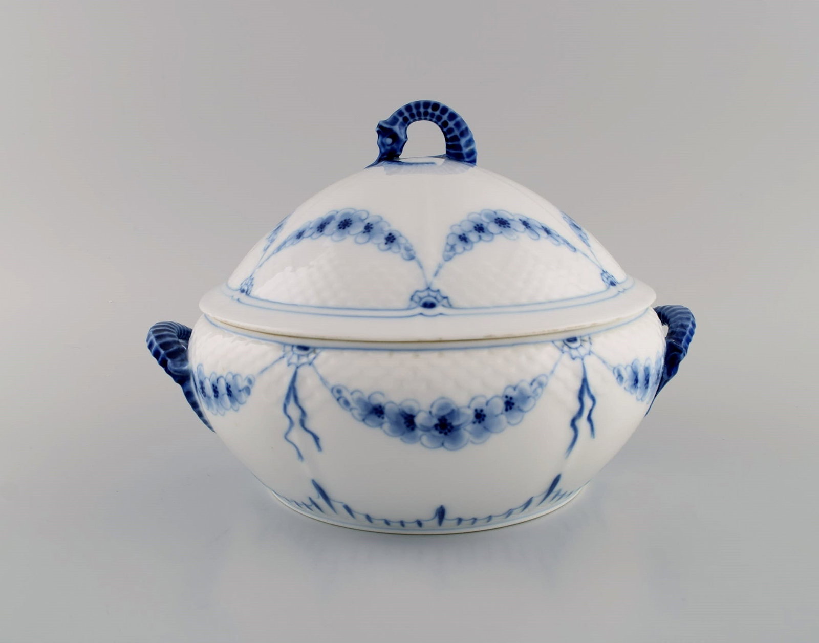 Antique Bing & Grondahl lidded empire tureen in hand-painted porcelain. Lids and handles modeled as - 5