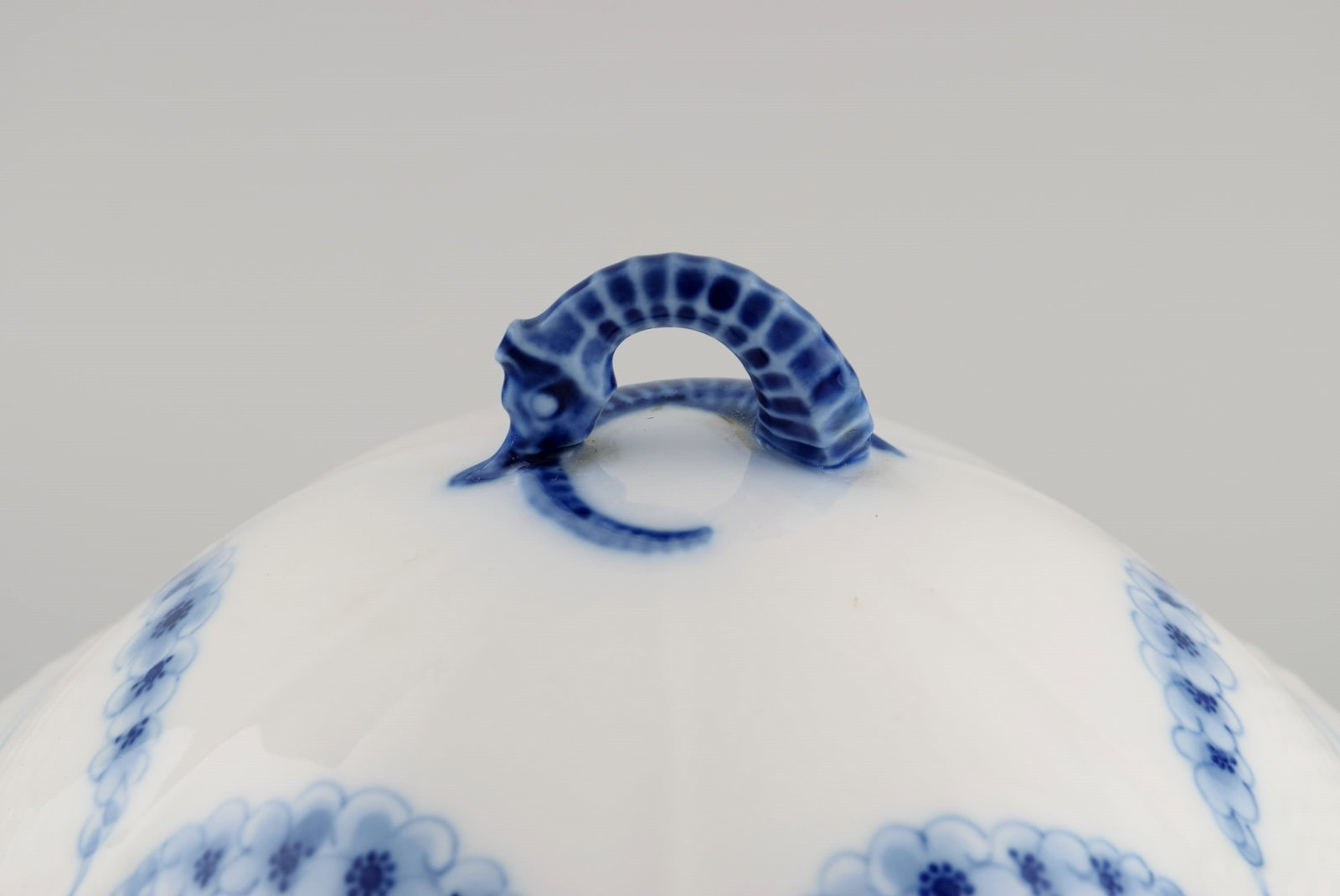 Antique Bing & Grondahl lidded empire tureen in hand-painted porcelain. Lids and handles modeled as - 6
