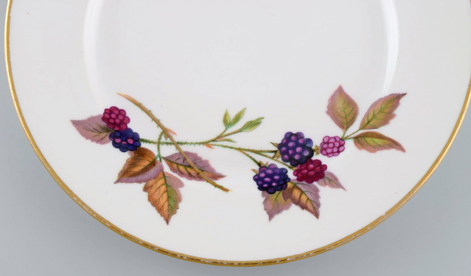 Royal Doulton, England. Four Evesham plates in porcelain decorated with fruits and gold edge. 1960s. - 4