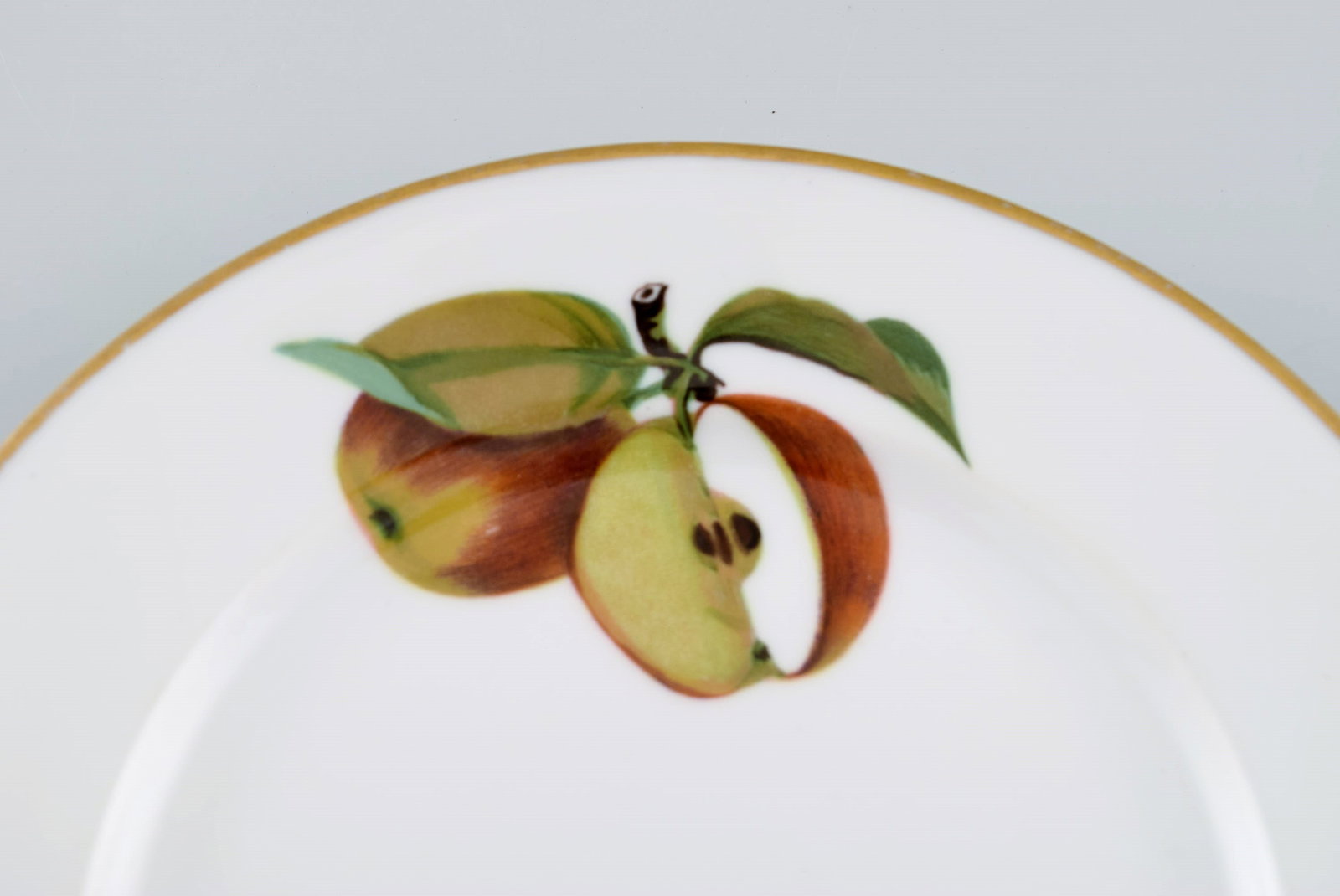 Royal Doulton, England. Four Evesham plates in porcelain decorated with fruits and gold edge. 1960s. - 5