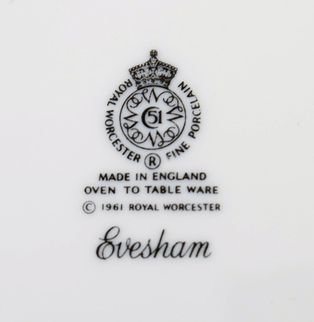 Royal Doulton, England. Four Evesham plates in porcelain decorated with fruits and gold edge. 1960s. - 6