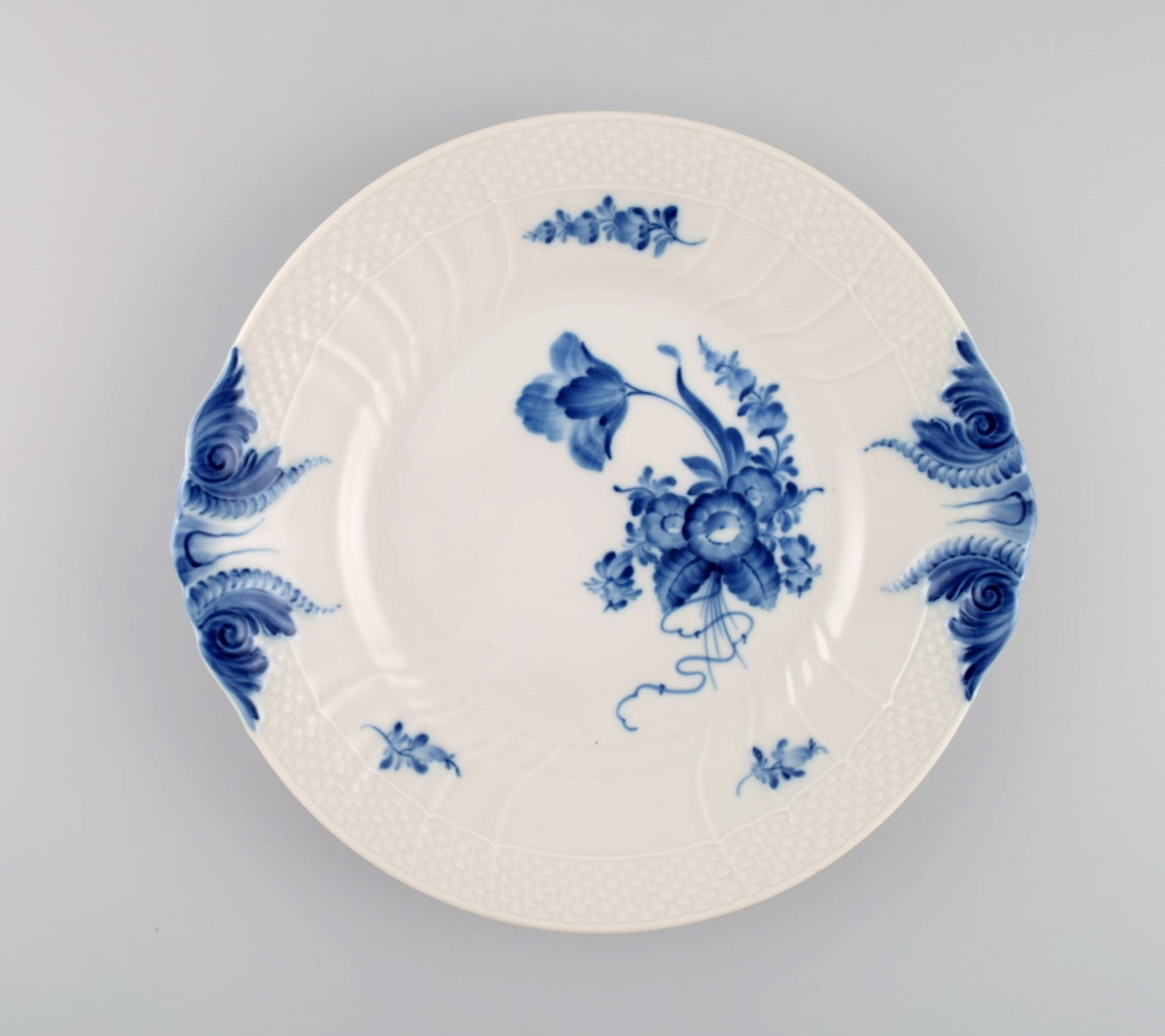 Royal Copenhagen Blue Flower Curved dish. Model number 10/1864.: Title: Royal Copenhagen Blue Flower Curved dish. Model number 10/1864. Description: Royal Copenhagen Blue Flower Curved dish. Model number 10/1864. Diameter: 27 cm. In excellent condition. Stamped. 1s