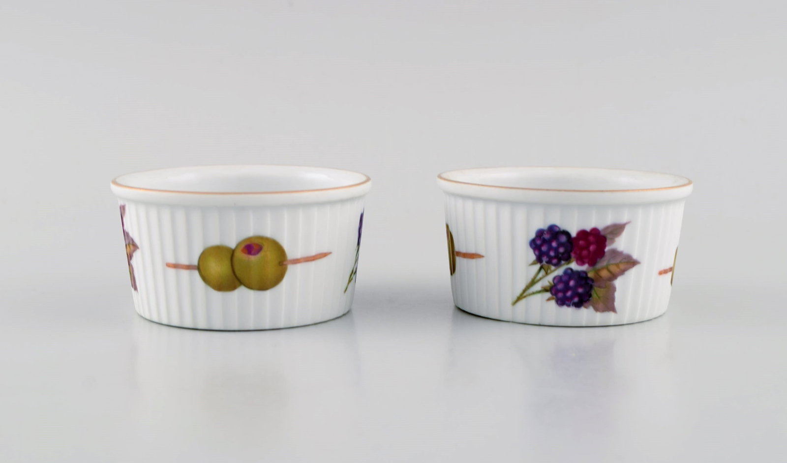 Royal Worcester, England. Seven pieces of Evesham porcelain decorated with fruits and gold edge. - 6