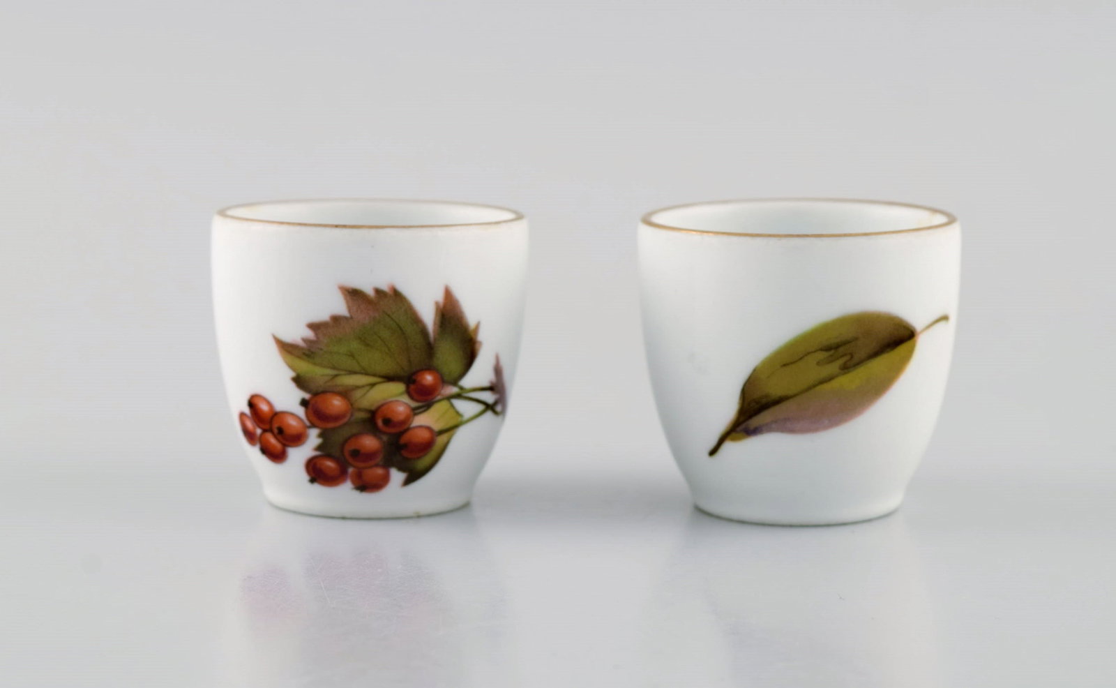 Royal Worcester, England. Seven pieces of Evesham porcelain decorated with fruits and gold edge. - 7
