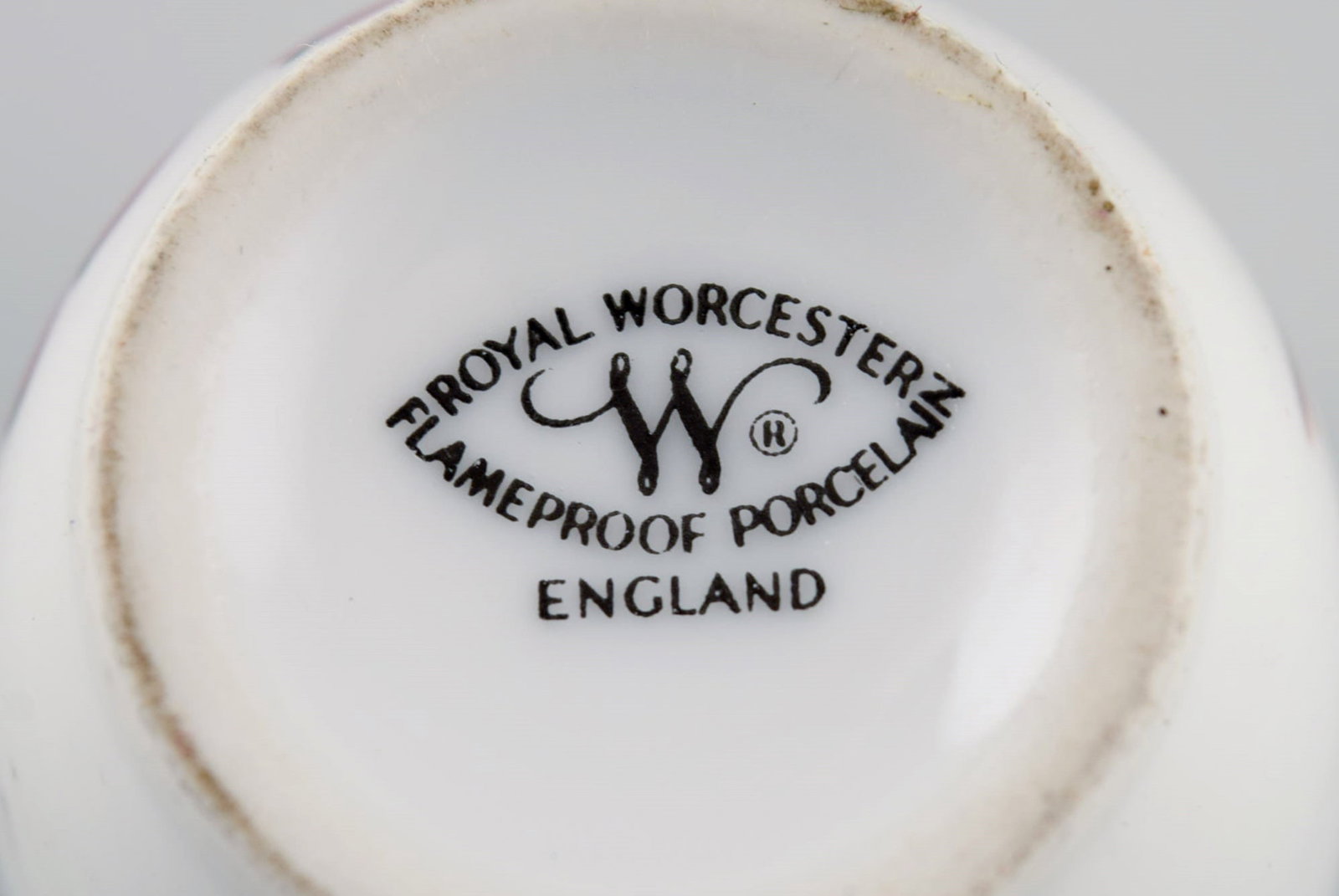 Royal Worcester, England. Seven pieces of Evesham porcelain decorated with fruits and gold edge. - 8