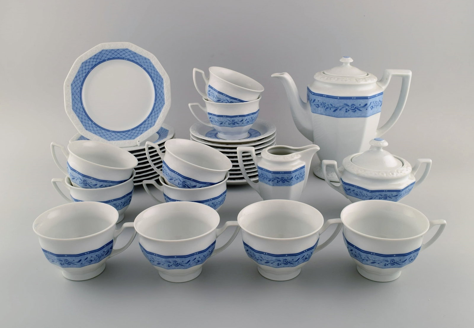 Rosenthal Classic coffee service for 10 people in porcelain with blue ribbon and flower decoration.: Title: Rosenthal Classic coffee service for 10 people in porcelain with blue ribbon and flower decoration. Mid-20th century. Description: Rosenthal Classic coffee service for 10 people in porcelain wi