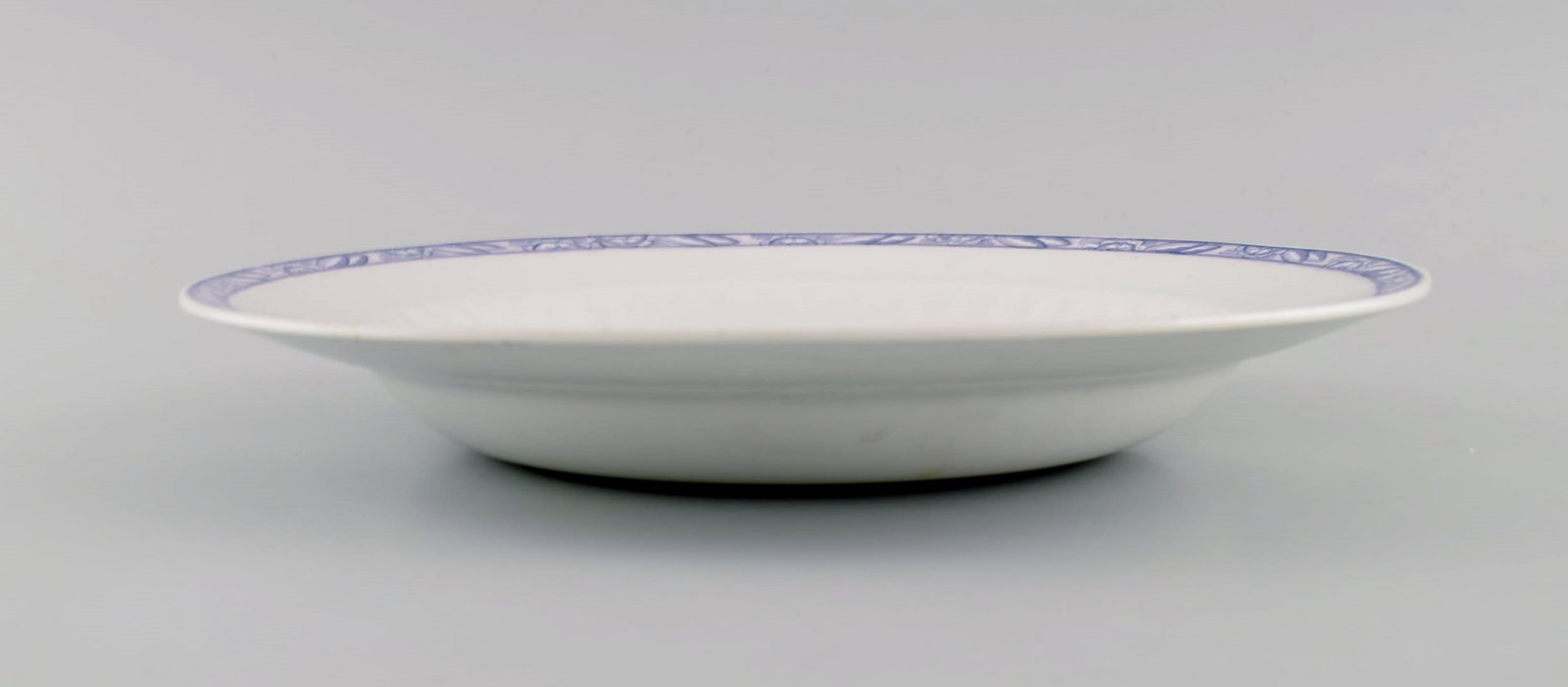 Wilhelm Kage for Gustavsberg. Vas serving dish and fifteen plates in hand-painted faience. 1920s / - 5