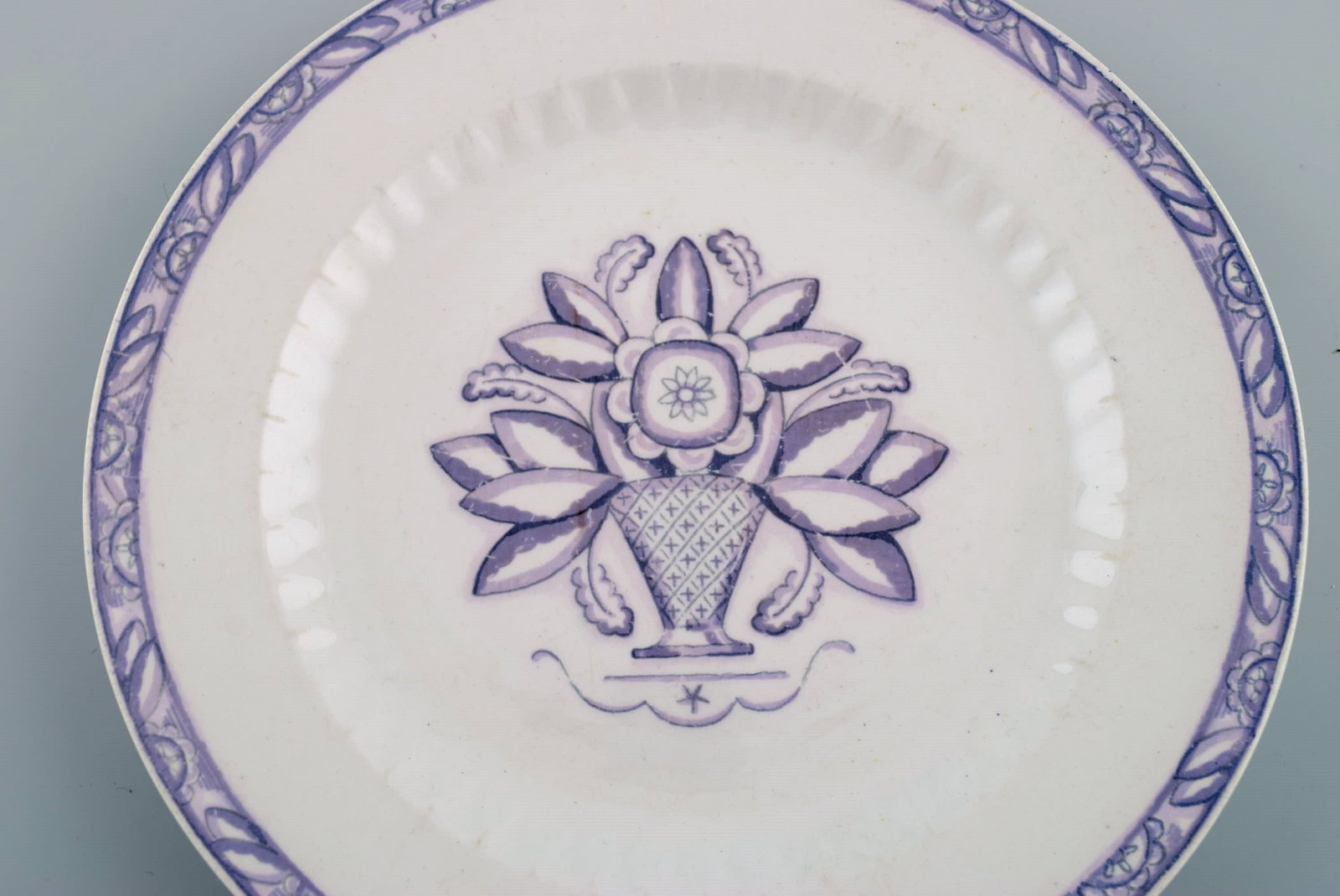 Wilhelm Kage for Gustavsberg. Vas serving dish and fifteen plates in hand-painted faience. 1920s / - 7