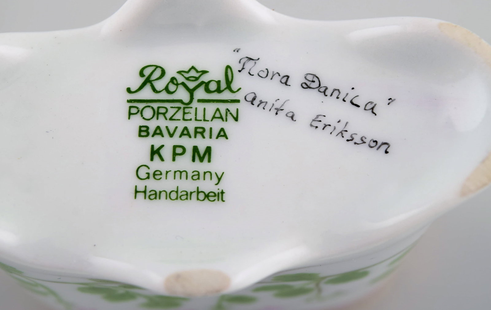 Kaiser, Germany. Porcelain vase and lidded bowl with hand-painted flowers and gold decoration. - 8