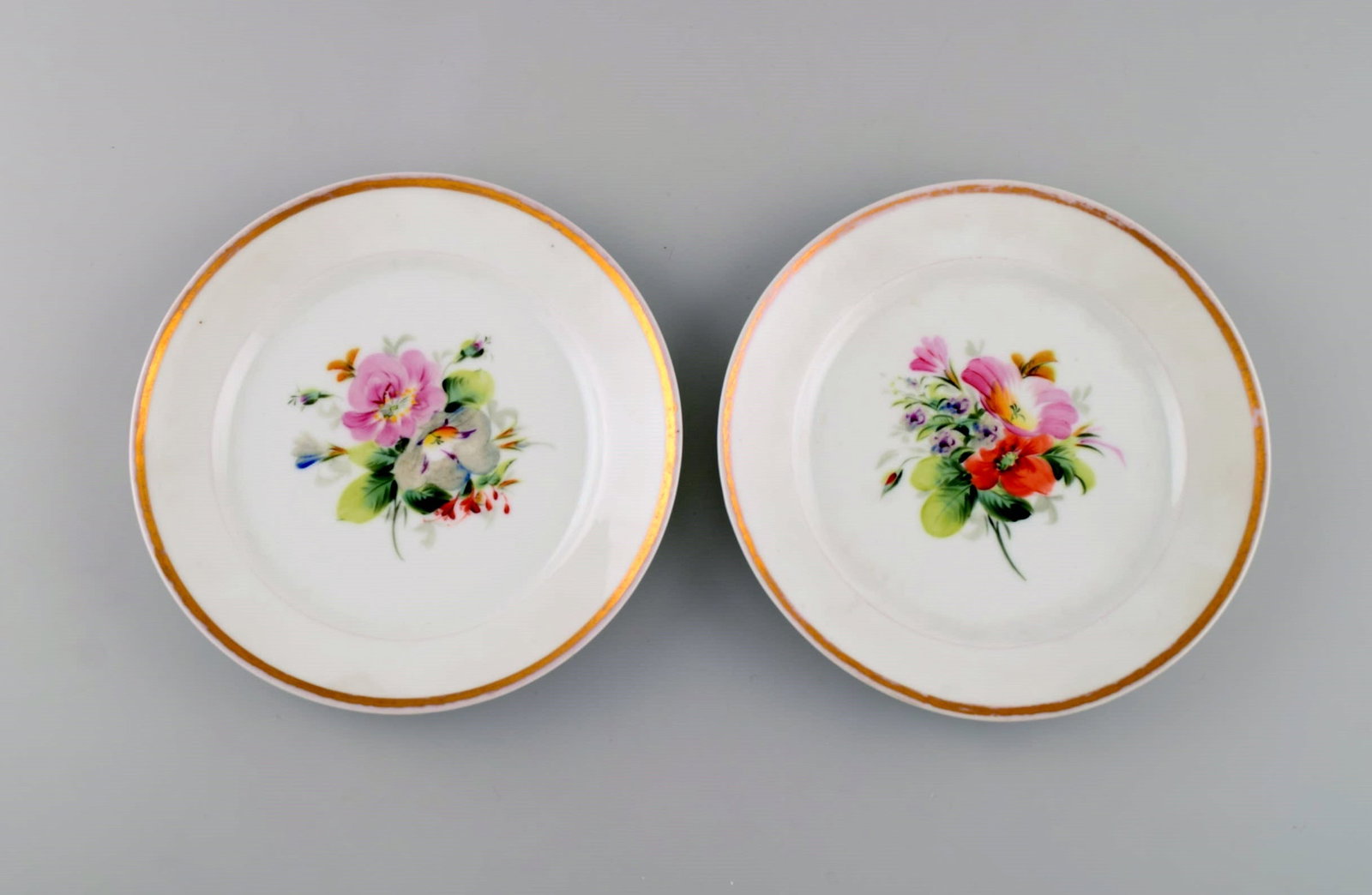 Six antique Bing & Grondahl plates in porcelain with hand-painted flowers and a gold edge. Late 19th - 5