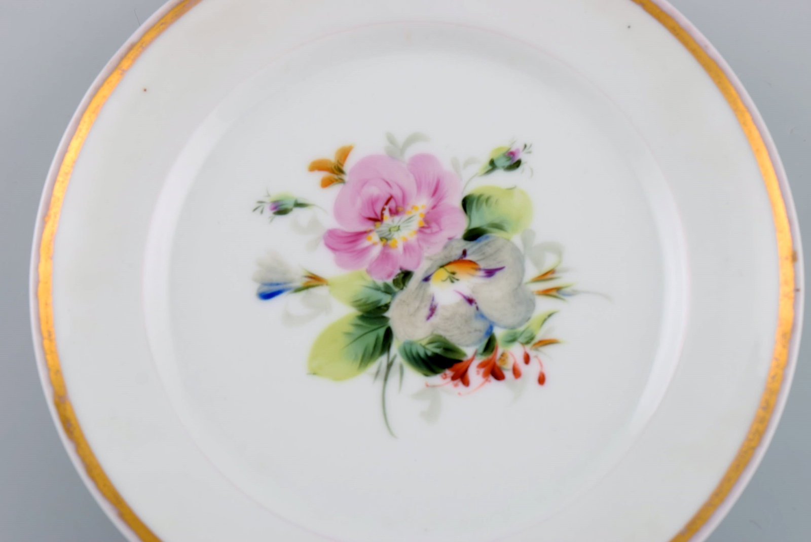 Six antique Bing & Grondahl plates in porcelain with hand-painted flowers and a gold edge. Late 19th - 6