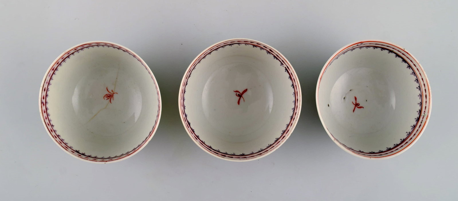 Three antique Chinese teacups in hand-painted porcelain. Qian Long (1736-1795). - 4