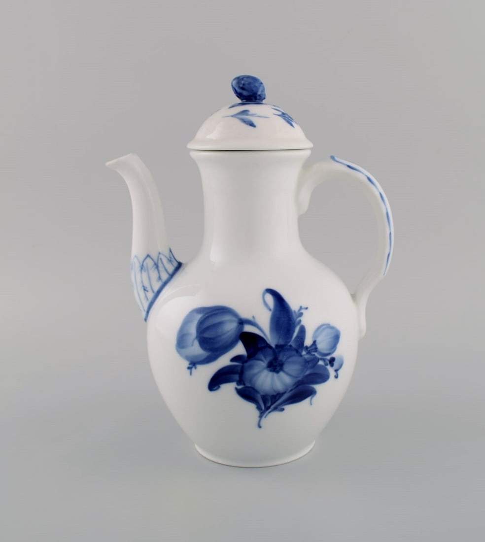 Antique Royal Copenhagen Blue Flower Braided coffee pot. Model number 10/8189. Early 20th century.: Title: Antique Royal Copenhagen Blue Flower Braided coffee pot. Model number 10/8189. Early 20th century. Description: Antique Royal Copenhagen Blue Flower Braided coffee pot. Model number 10/8189.