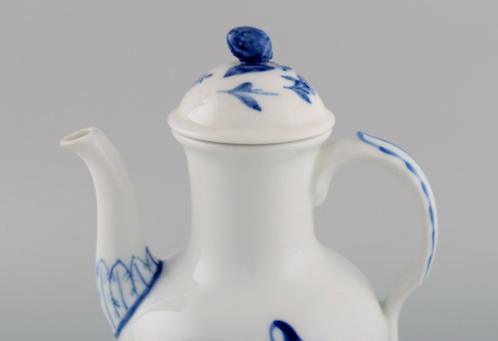 Antique Royal Copenhagen Blue Flower Braided coffee pot. Model number 10/8189. Early 20th century. - 3
