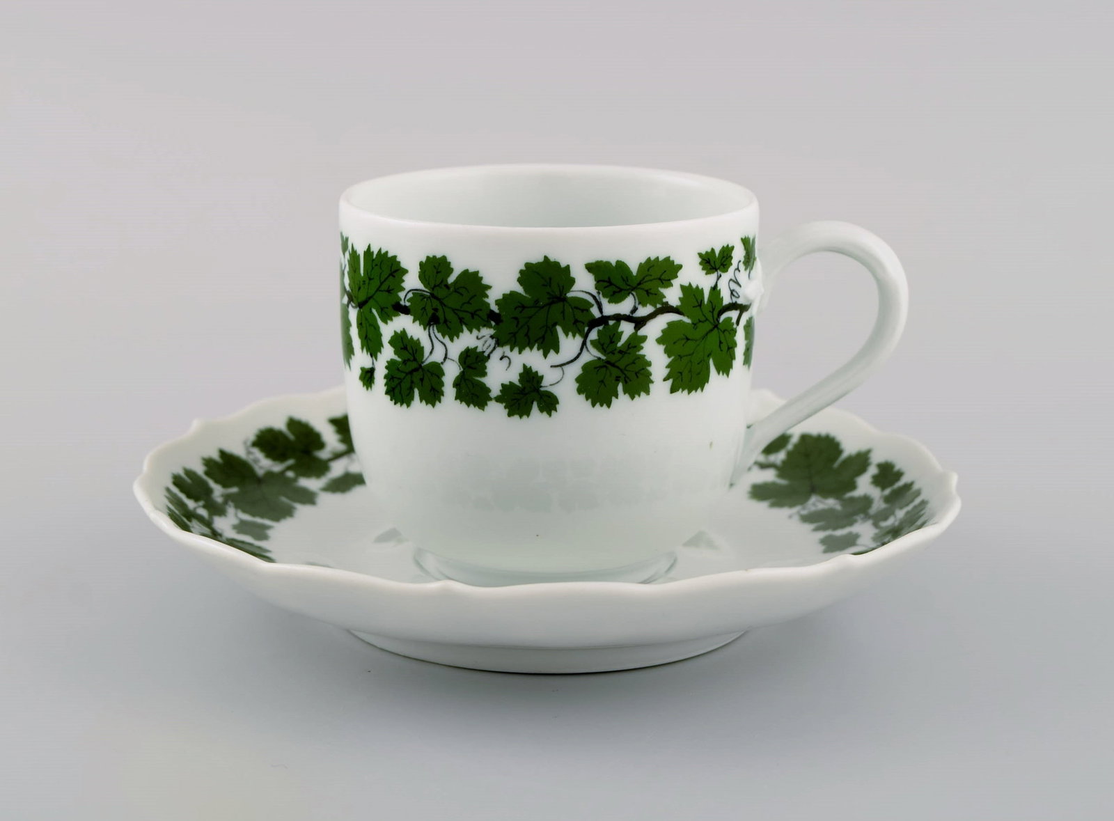 Two Meissen Green Ivy Vine Leaf coffee cups with saucers in hand-painted porcelain. 20th century. - 3