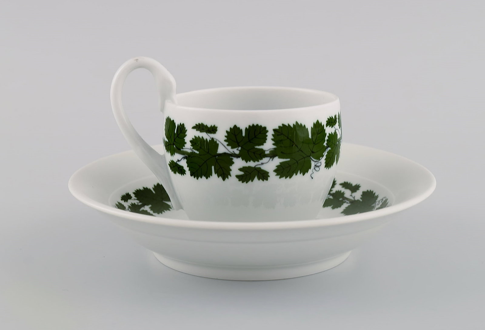 Two Meissen Green Ivy Vine Leaf coffee cups with saucers in hand-painted porcelain. 20th century. - 4