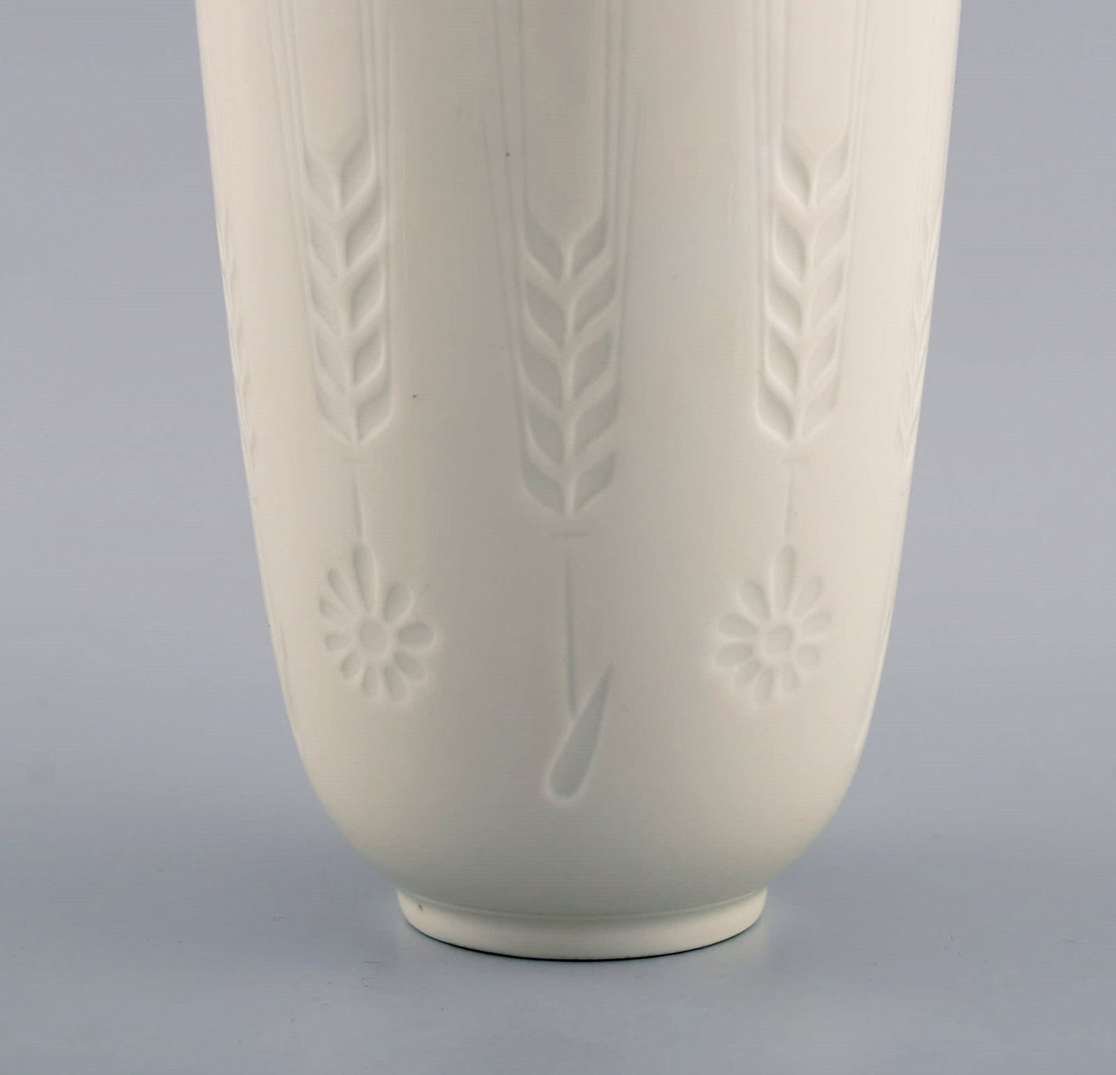 Royal Copenhagen blanc de chine vase with flowers and corn tassels in relief. Model number 4162. - 4