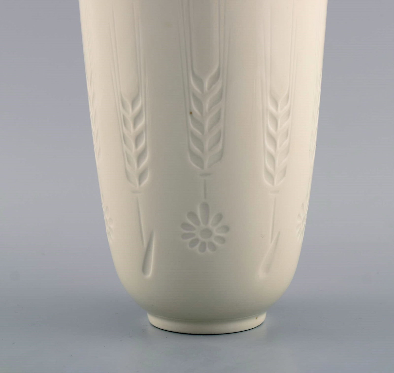 Royal Copenhagen blanc de chine vase with flowers and corn tassels in relief. Model number 4162. - 5