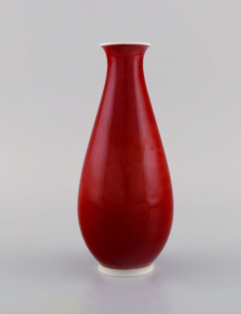 Thorkild Olsen for Royal Copenhagen. Vase in red and white porcelain. 1920s. - 2