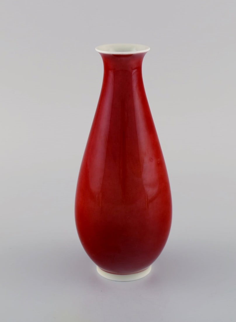 Thorkild Olsen for Royal Copenhagen. Vase in red and white porcelain. 1920s. - 3