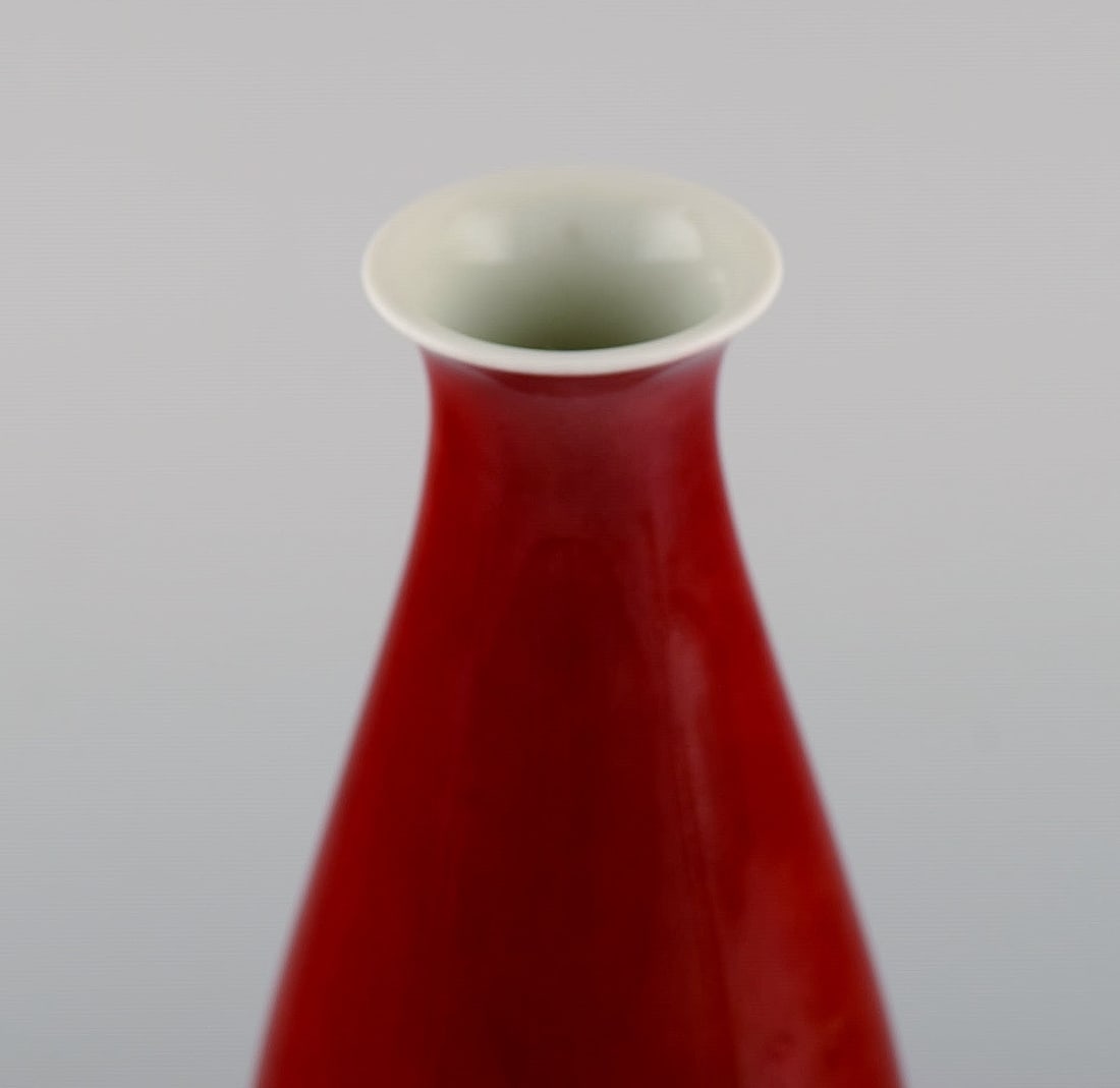 Thorkild Olsen for Royal Copenhagen. Vase in red and white porcelain. 1920s. - 4