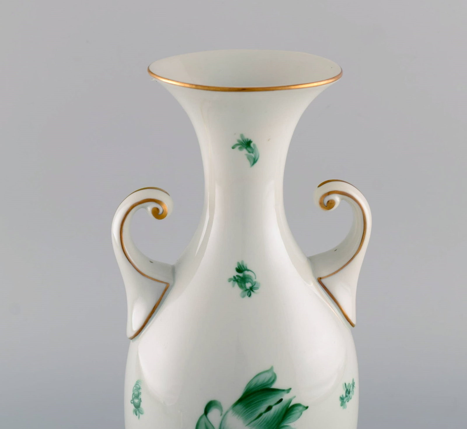 Large Herend Green Chinese vase in hand-painted porcelain. Mid-20th century. - 3