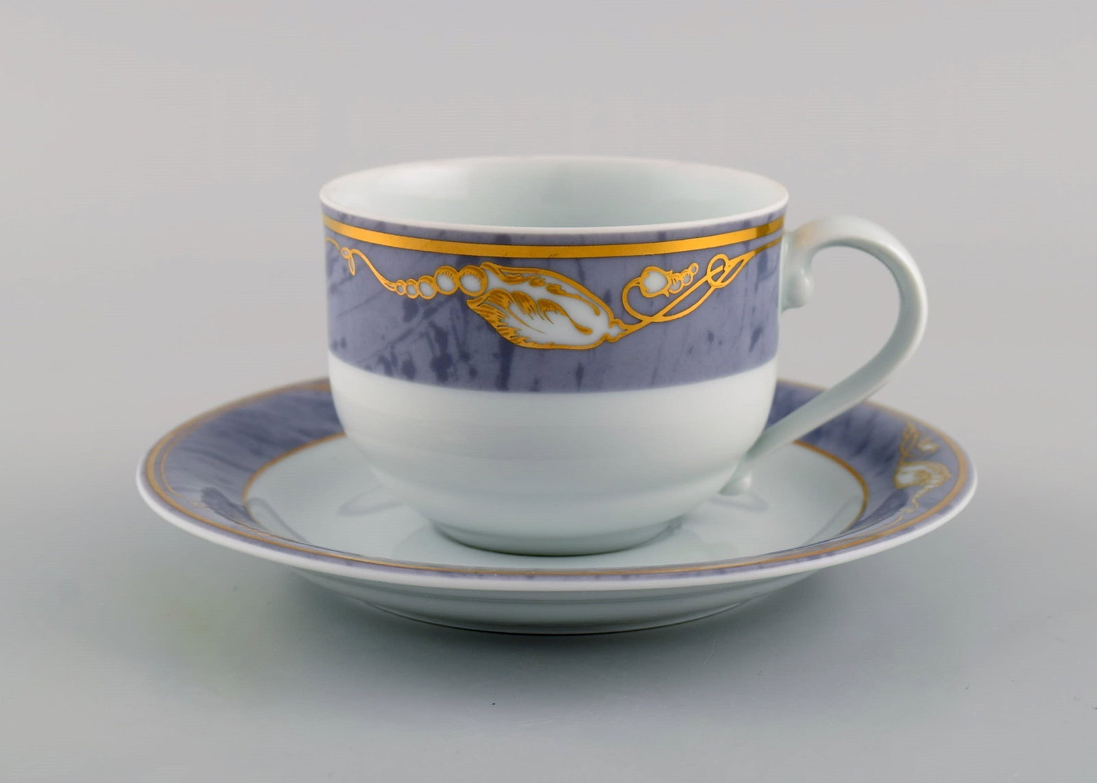 Seven Royal Copenhagen Gray Magnolia coffee cups with saucers in porcelain. Late 20th century. - 3