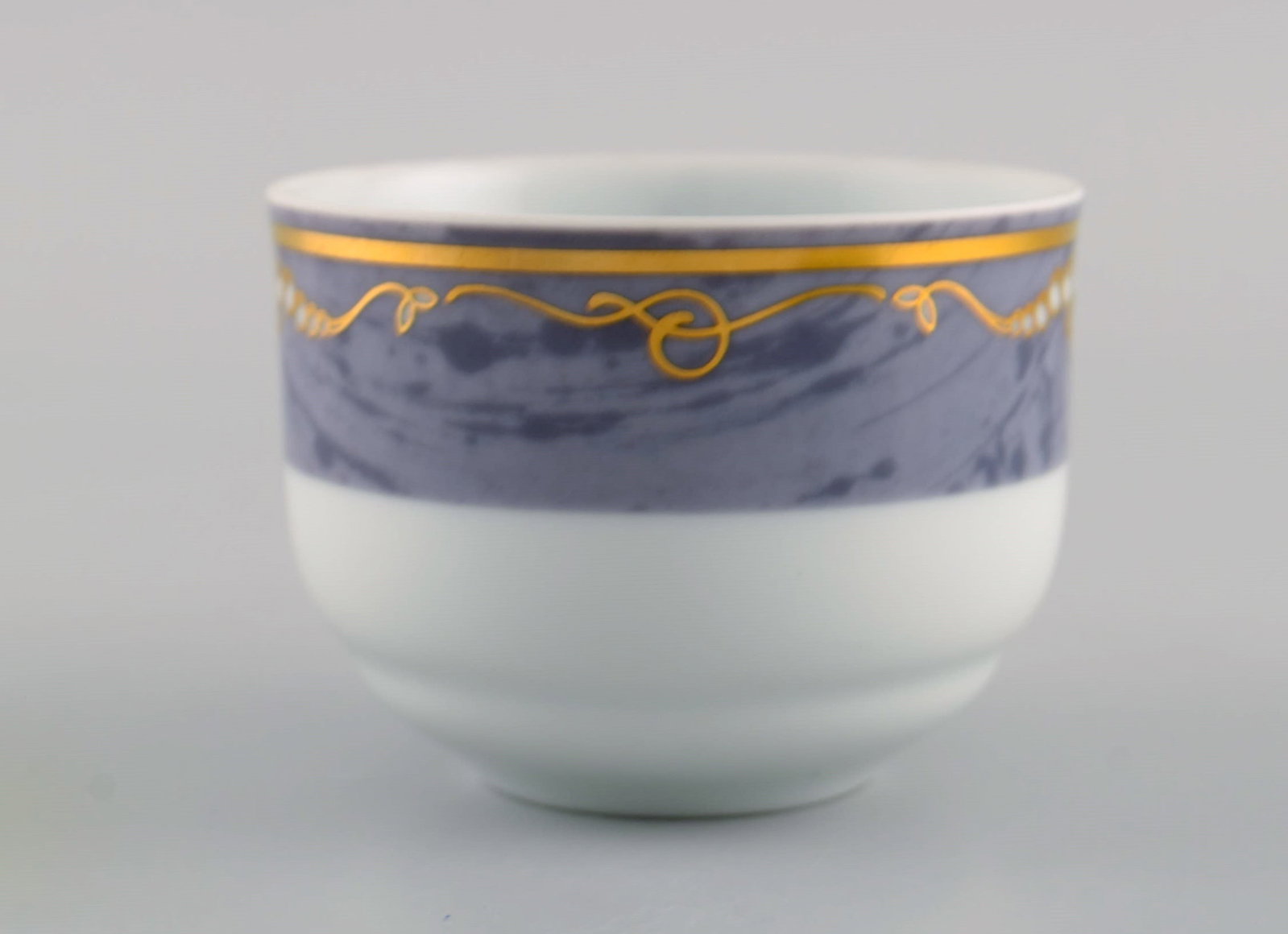 Seven Royal Copenhagen Gray Magnolia coffee cups with saucers in porcelain. Late 20th century. - 5