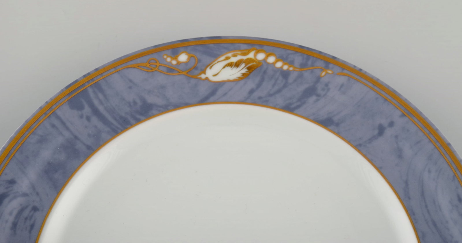 Eight Royal Copenhagen Gray Magnolia porcelain dinner plates. Late 20th century. - 4