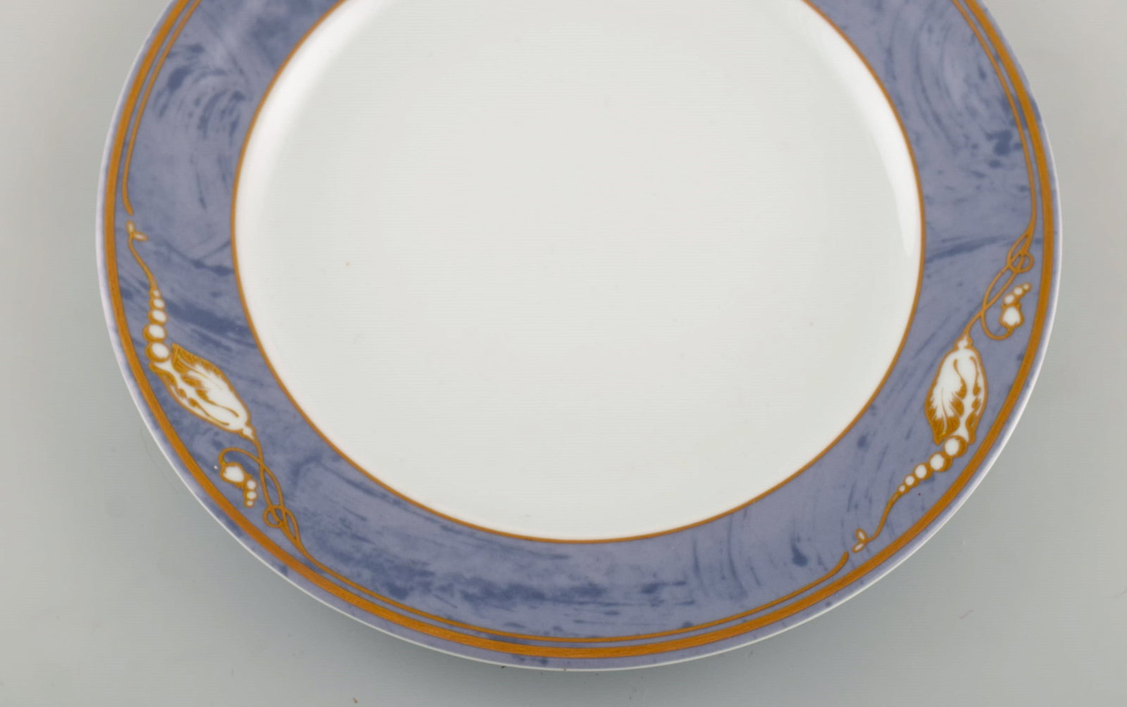 Eight Royal Copenhagen Gray Magnolia porcelain dinner plates. Late 20th century. - 5