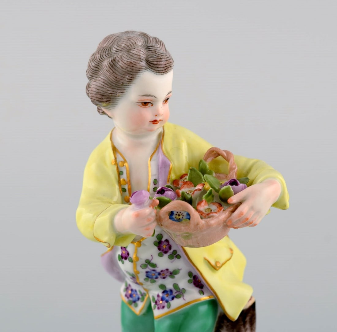 Antique Meissen porcelain figurine. Boy with flower basket. Model 149. Approx. 1900. - 3