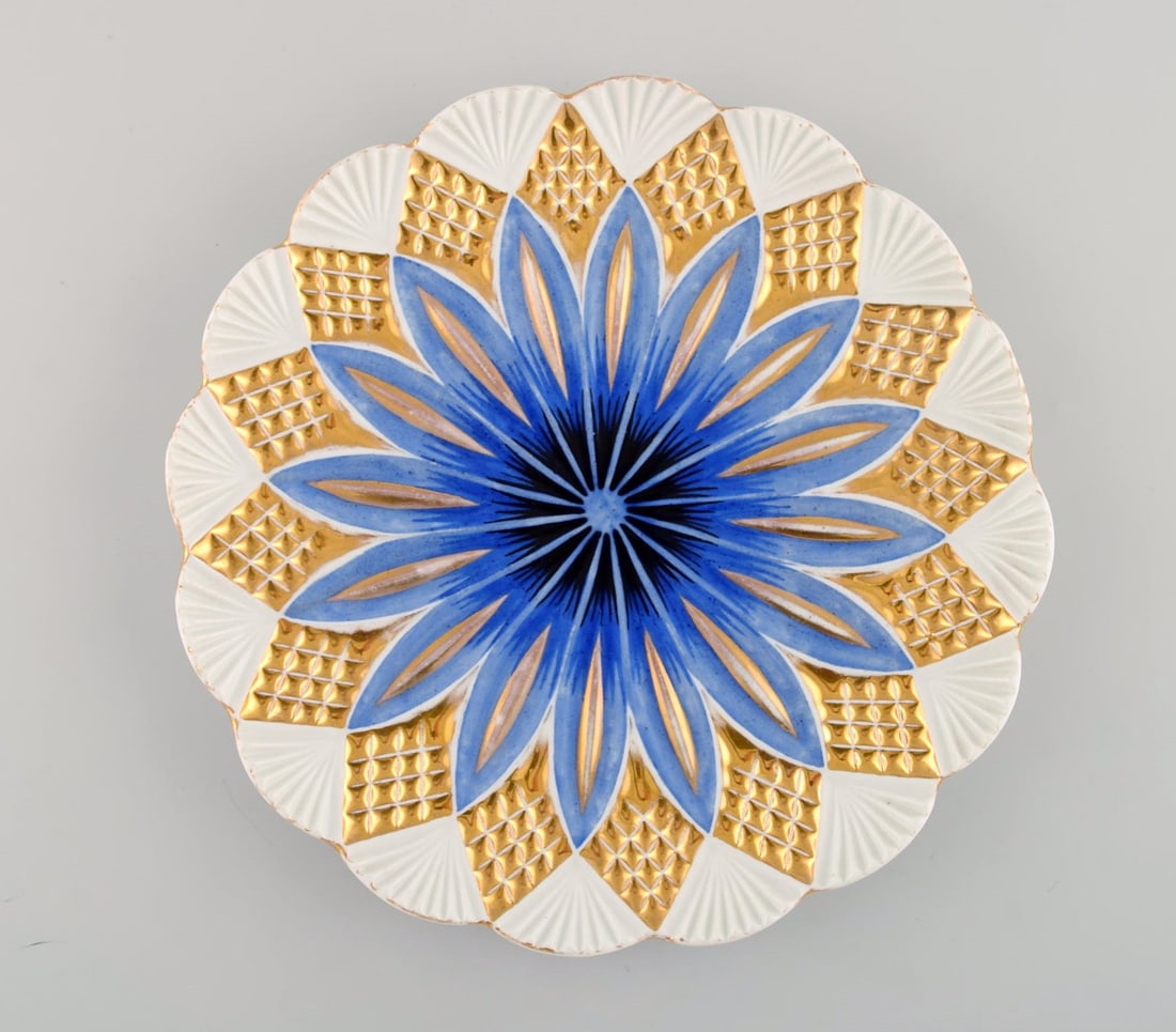 Two antique Meissen plates in hand-painted porcelain. Blue flowers and gold decoration. Early 20th - 3